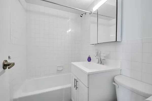 W 49th St #1 - Photo 3 of 9