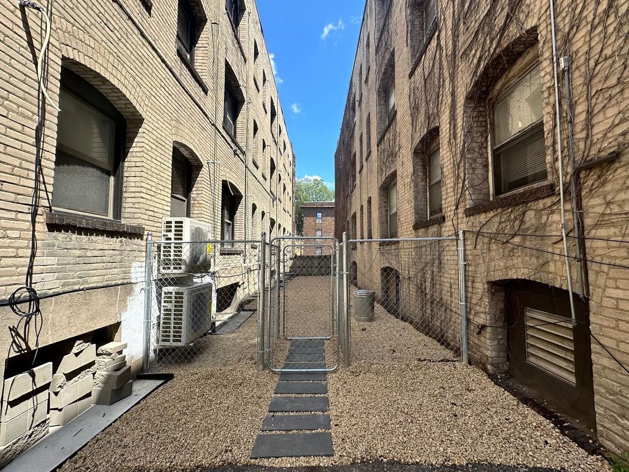 1524 LaSalle Ave - Photo 7 of 8