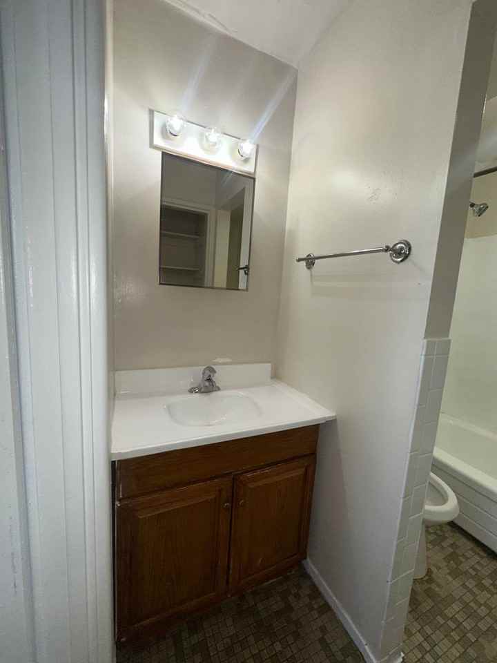 3633 Greenmount Avenue - Photo 4 of 7
