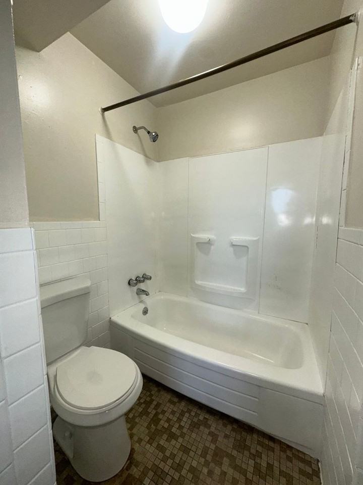 3633 Greenmount Avenue - Photo 5 of 7
