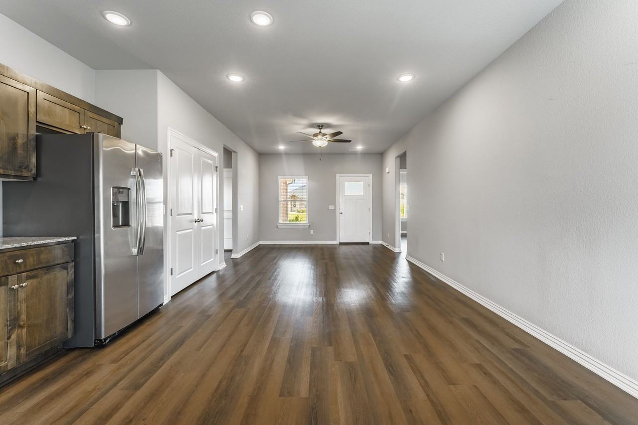 241 241 Williams Court - Photo 4 of 21