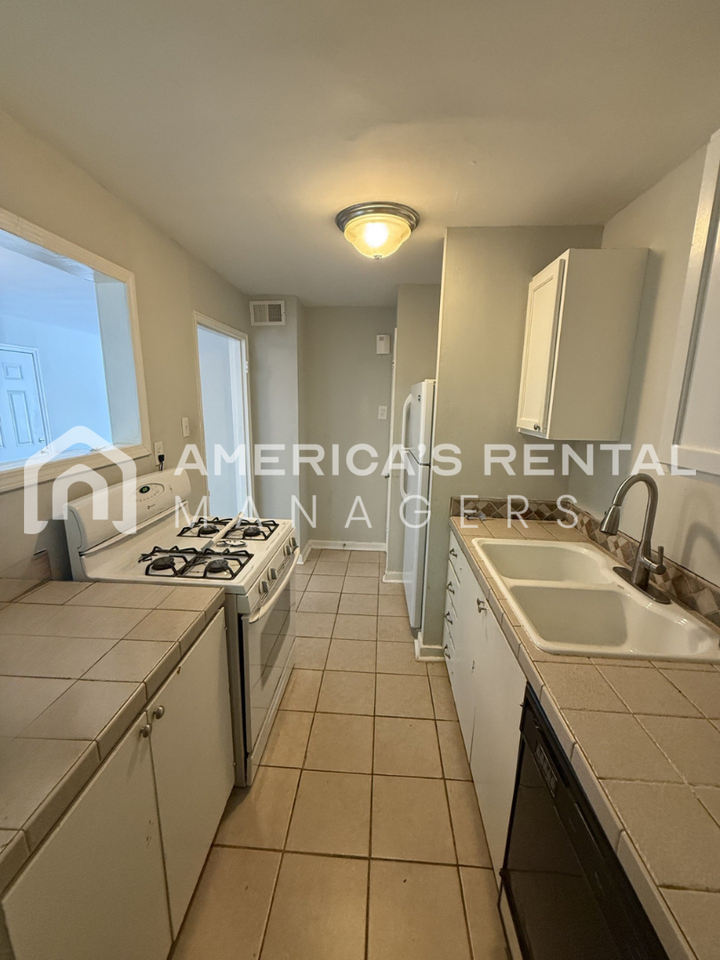 1710 Valley Ave - Photo 3 of 9