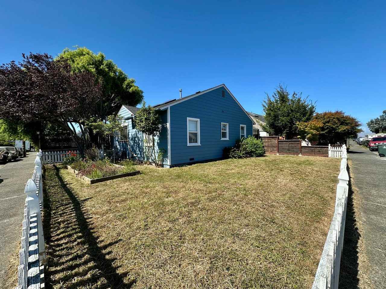 1465 R St - Photo 2 of 19