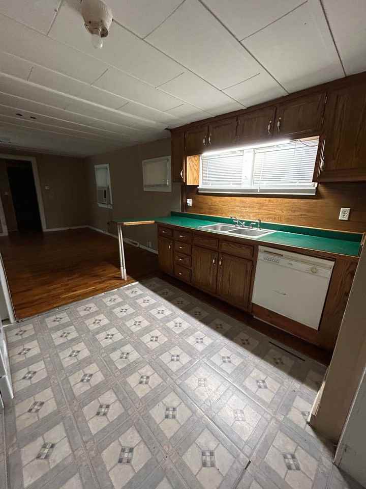 1717 S Walnut St - Photo 3 of 11