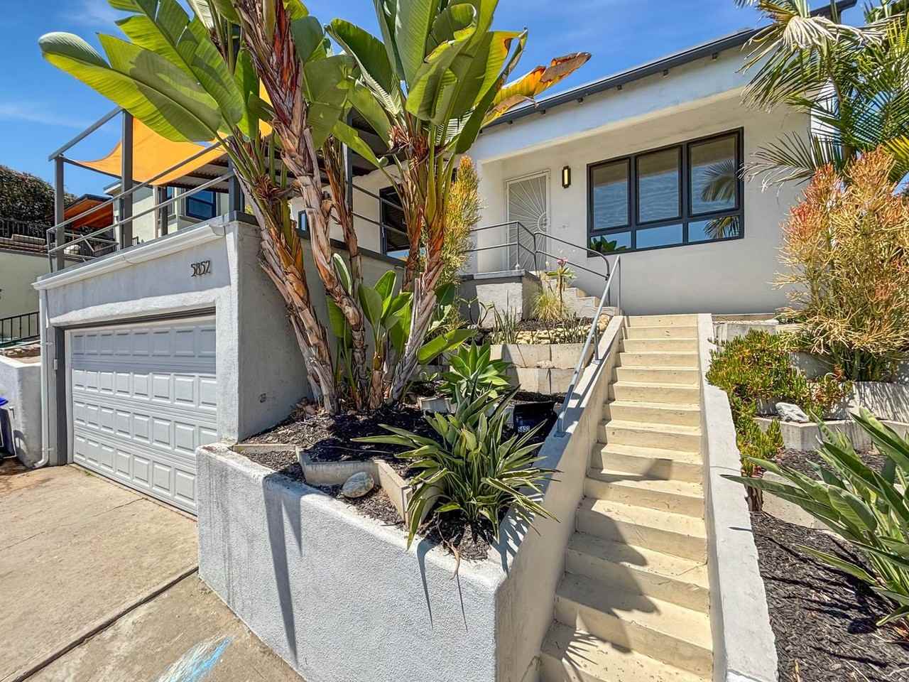 5852 Adelaide Ave - Photo 3 of 26