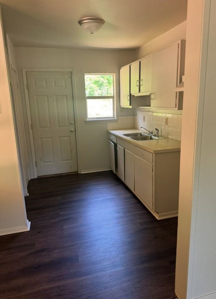 411 Byrne St - Photo 2 of 3