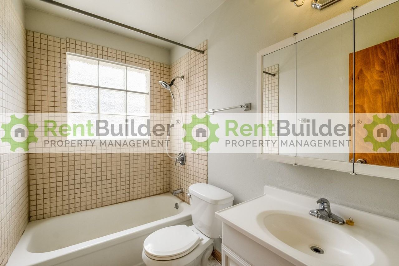 14104 Turner Pl Ne - Photo 7 of 31