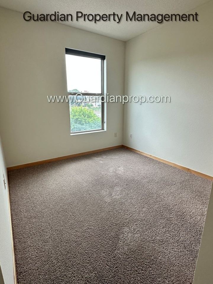 811 4th St Se #211 - Photo 7 of 14