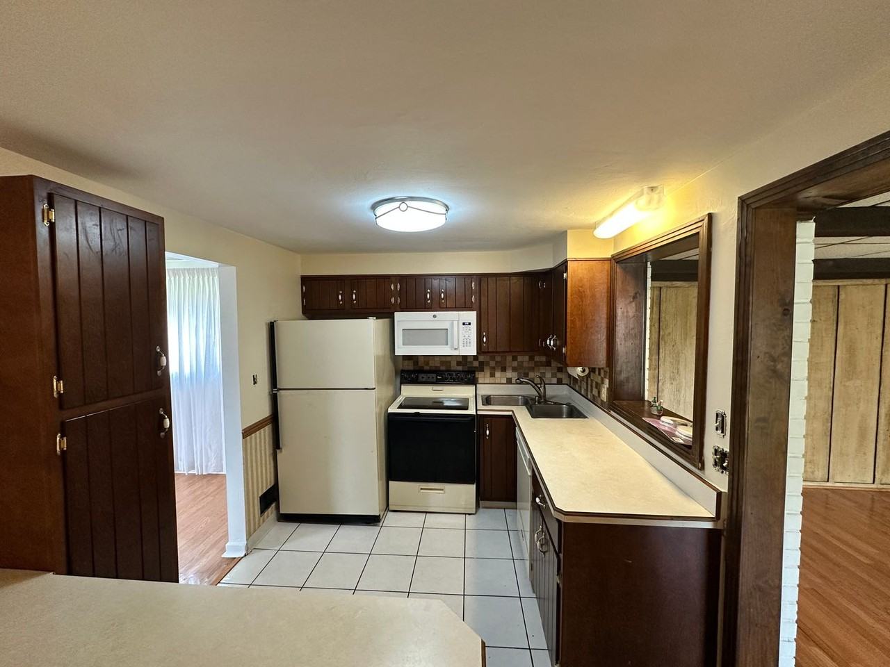 4533 Woodhill Dr - Photo 4 of 9