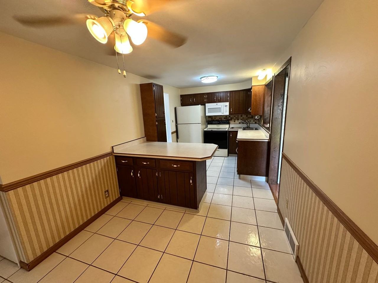 4533 Woodhill Dr - Photo 3 of 9