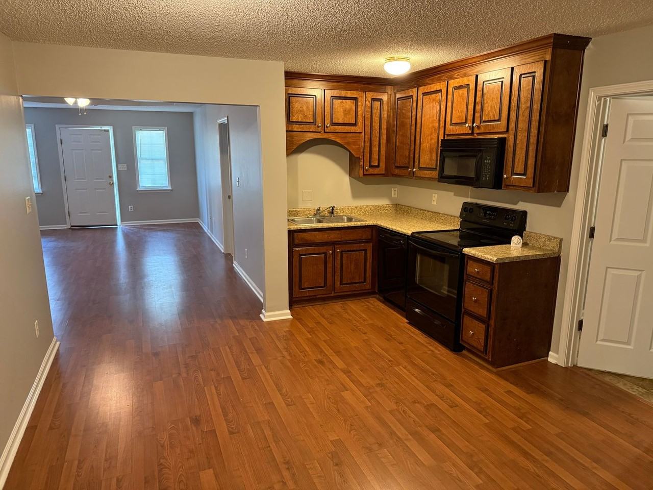 1326 Georgia Ave Se - Photo 3 of 11