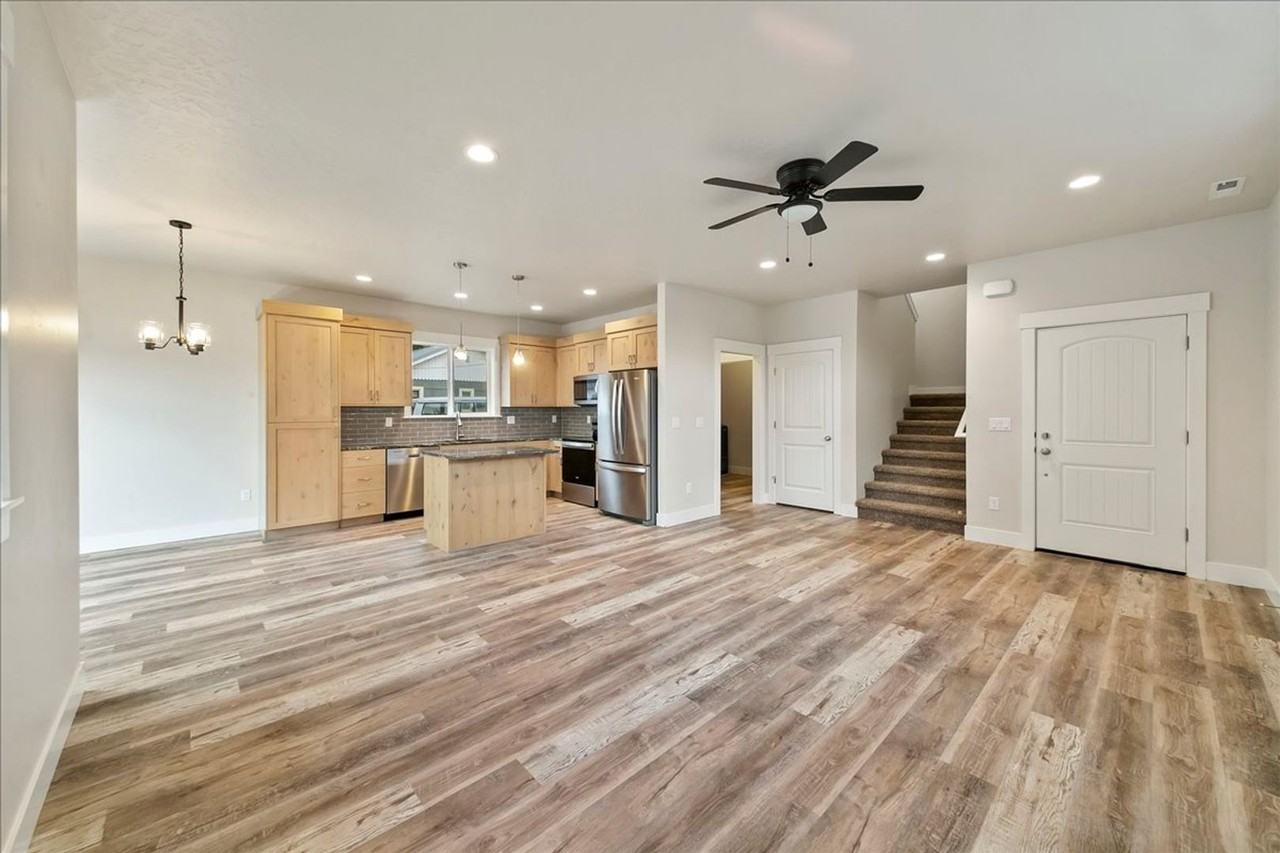 218 W Nevada Ave - Photo 3 of 30