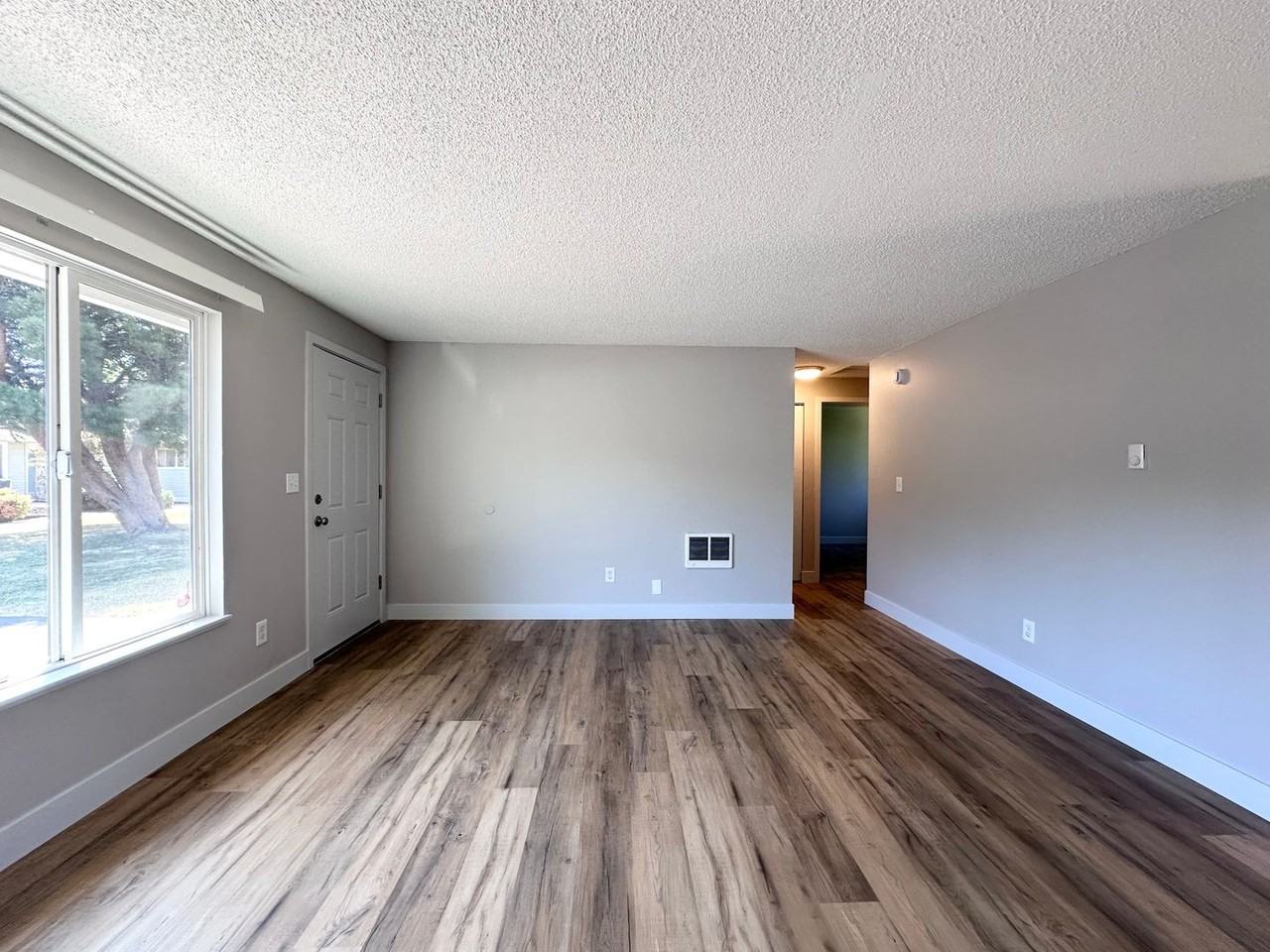1331 Ne 238th Dr - Photo 3 of 32