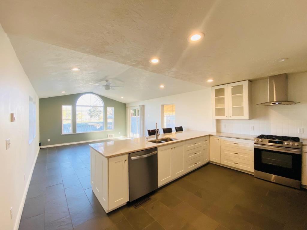 765 E 15th St - Photo 7 of 22