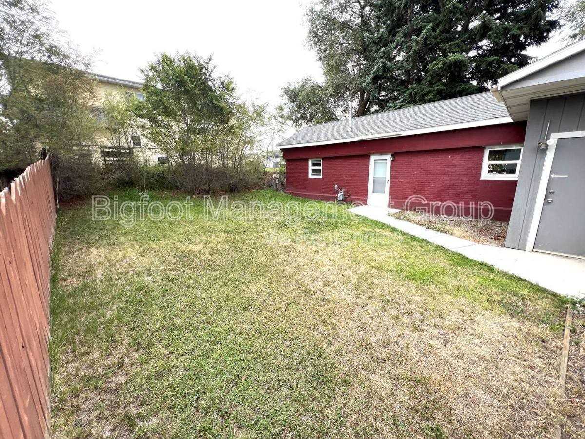 302 E Clark St - Photo 2 of 7