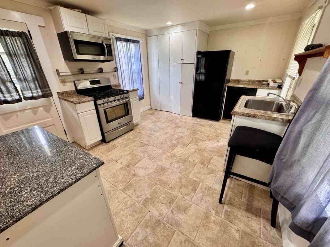 111 Rockwell St - Photo 3 of 10