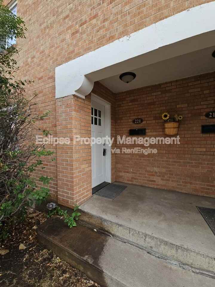 221 Edison Ave - Photo 2 of 17