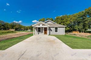 featured image of 609 E 1st St