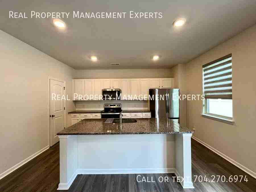 3031 Bluff Hill Ln - Photo 2 of 17