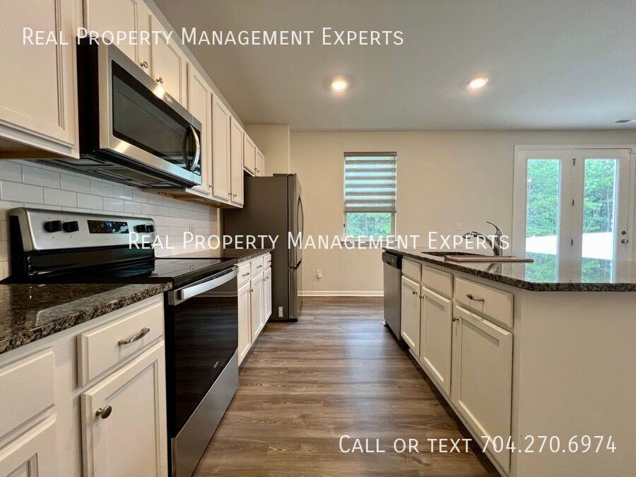 3031 Bluff Hill Ln - Photo 3 of 17