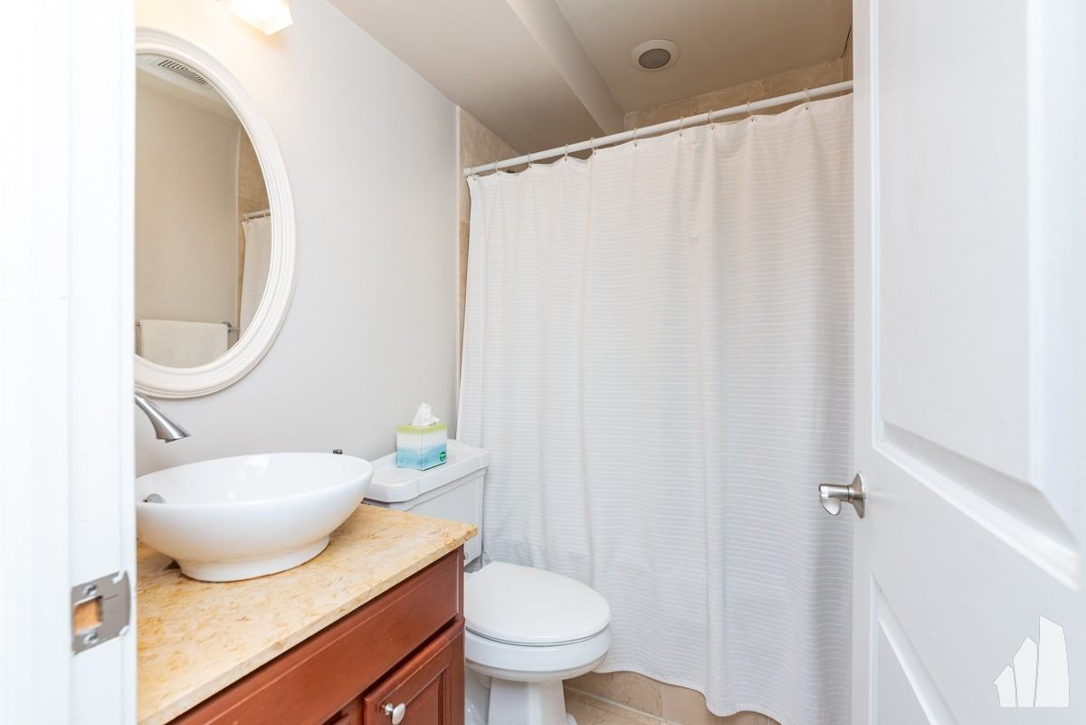 3900 N Pine Grove Ave #802 - Photo 4 of 9