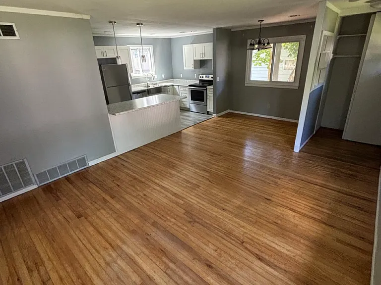 305 Hunt Dr - Photo 3 of 20