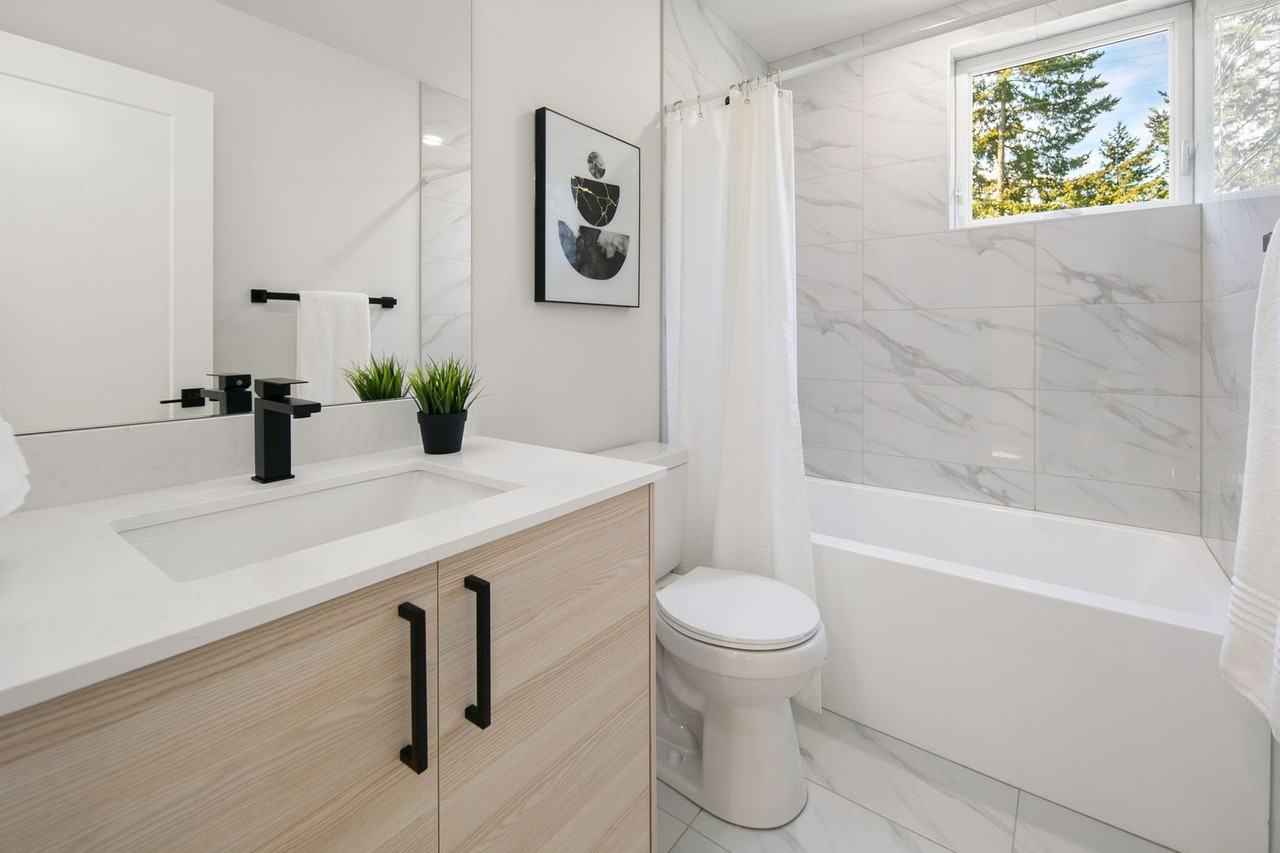 10036 Stone Ave N Unit B - Photo 7 of 32