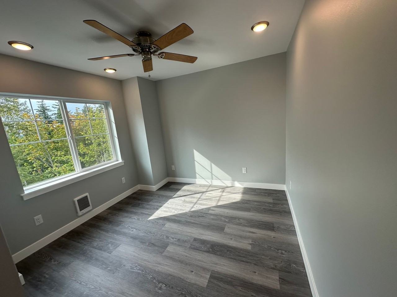 3501 Sussex Dr - Photo 3 of 14