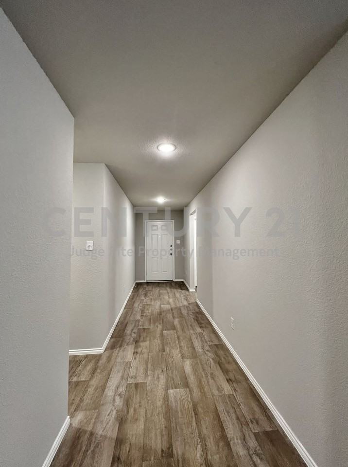 824 Towngreen Dr - Photo 3 of 19