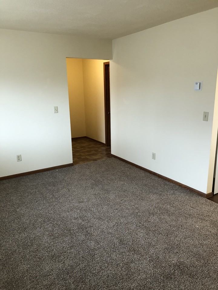 613 Park Avenue - Photo 7 of 11