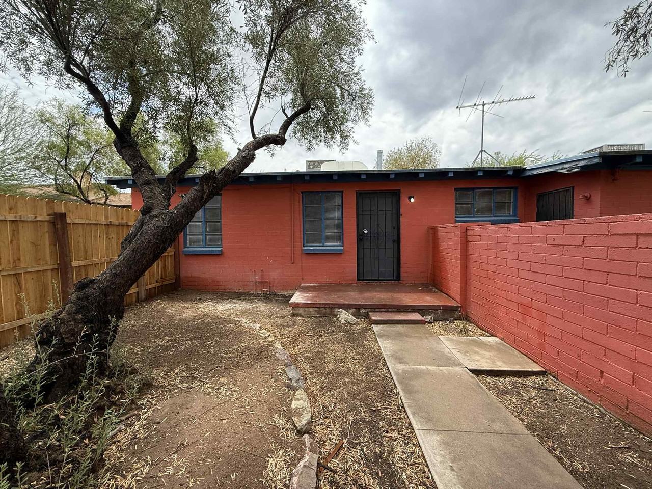 1098 // 2702 E Elm St - Photo 3 of 18