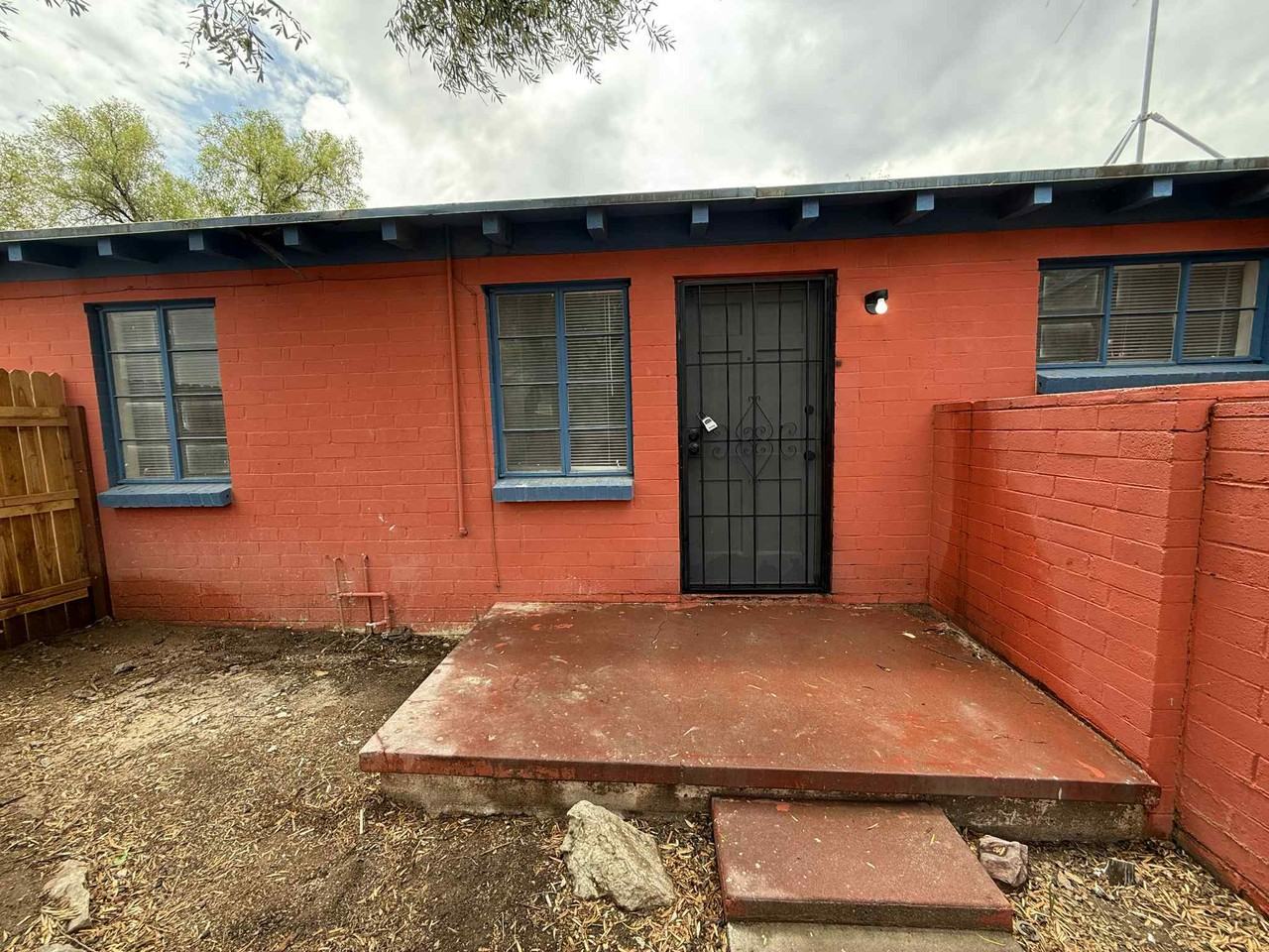 1098 // 2702 E Elm St - Photo 4 of 18