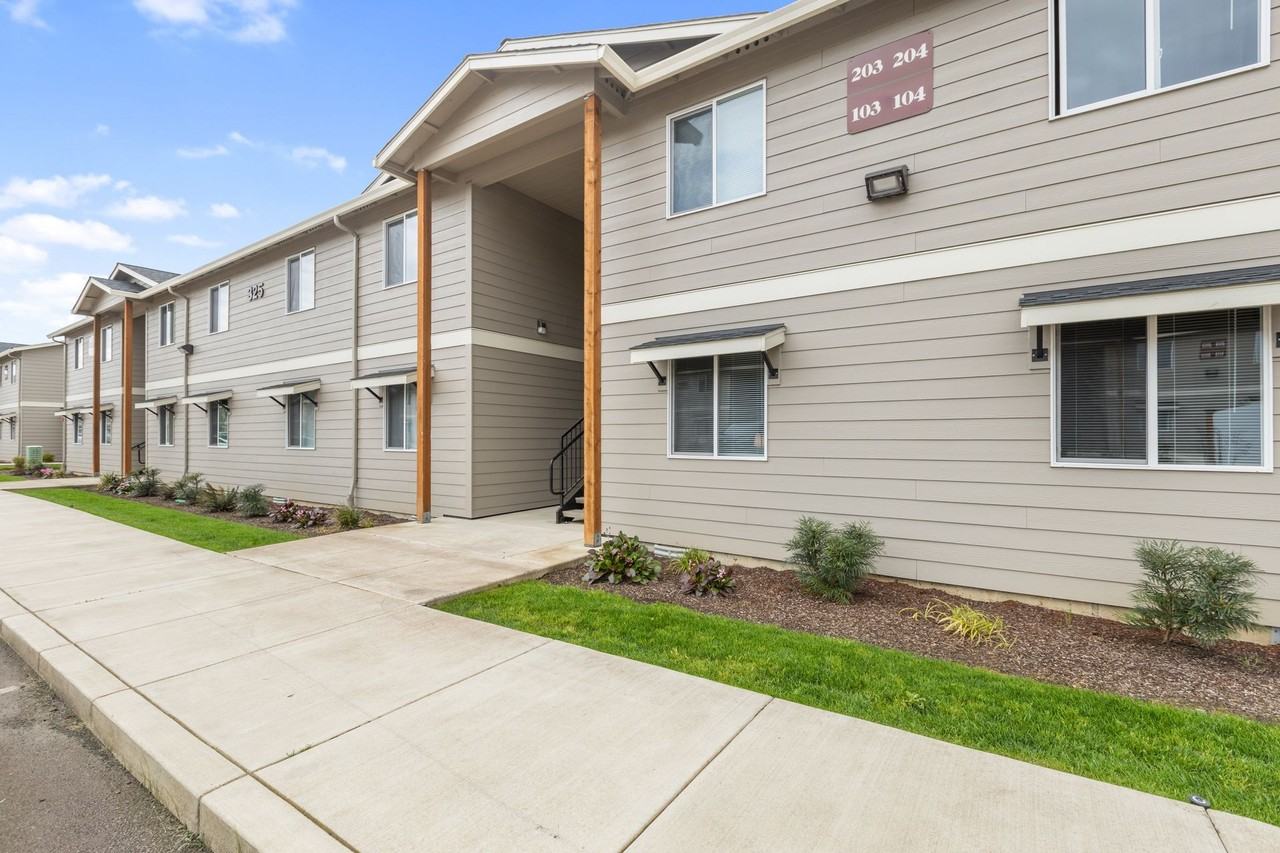 Where the City Meets the Wilderness: Your Roseburg Apartment Oasis - Photo 3 of 45