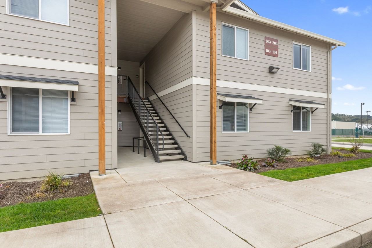 Where the City Meets the Wilderness: Your Roseburg Apartment Oasis - Photo 4 of 45