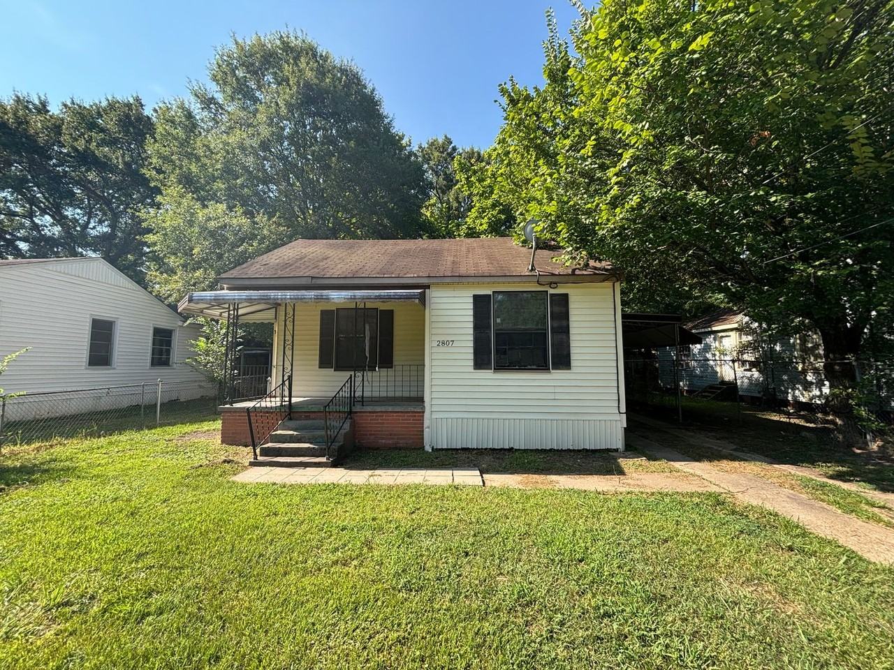 2807 Morningside Dr - Photo 2 of 14