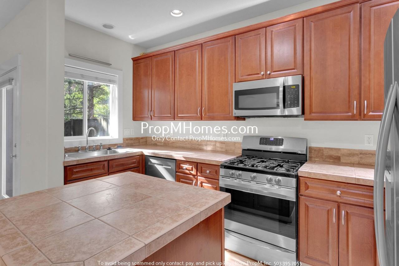 9595 Southwest 153rd Avenue - Photo 7 of 23