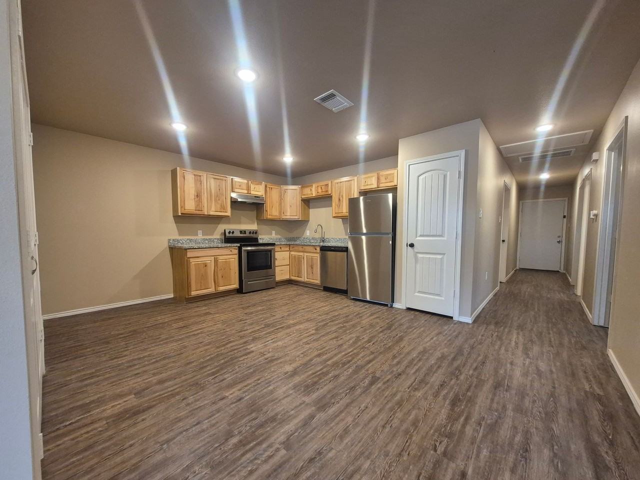 2408 N Avenue O - Photo 3 of 18