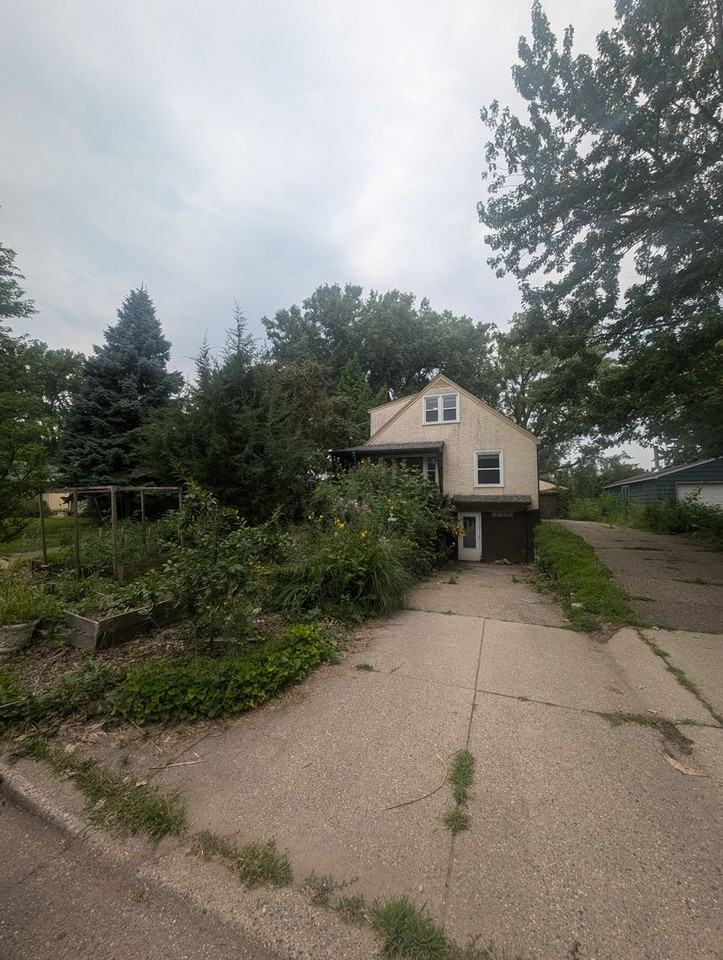 1015 Sperl St - Photo 6 of 42
