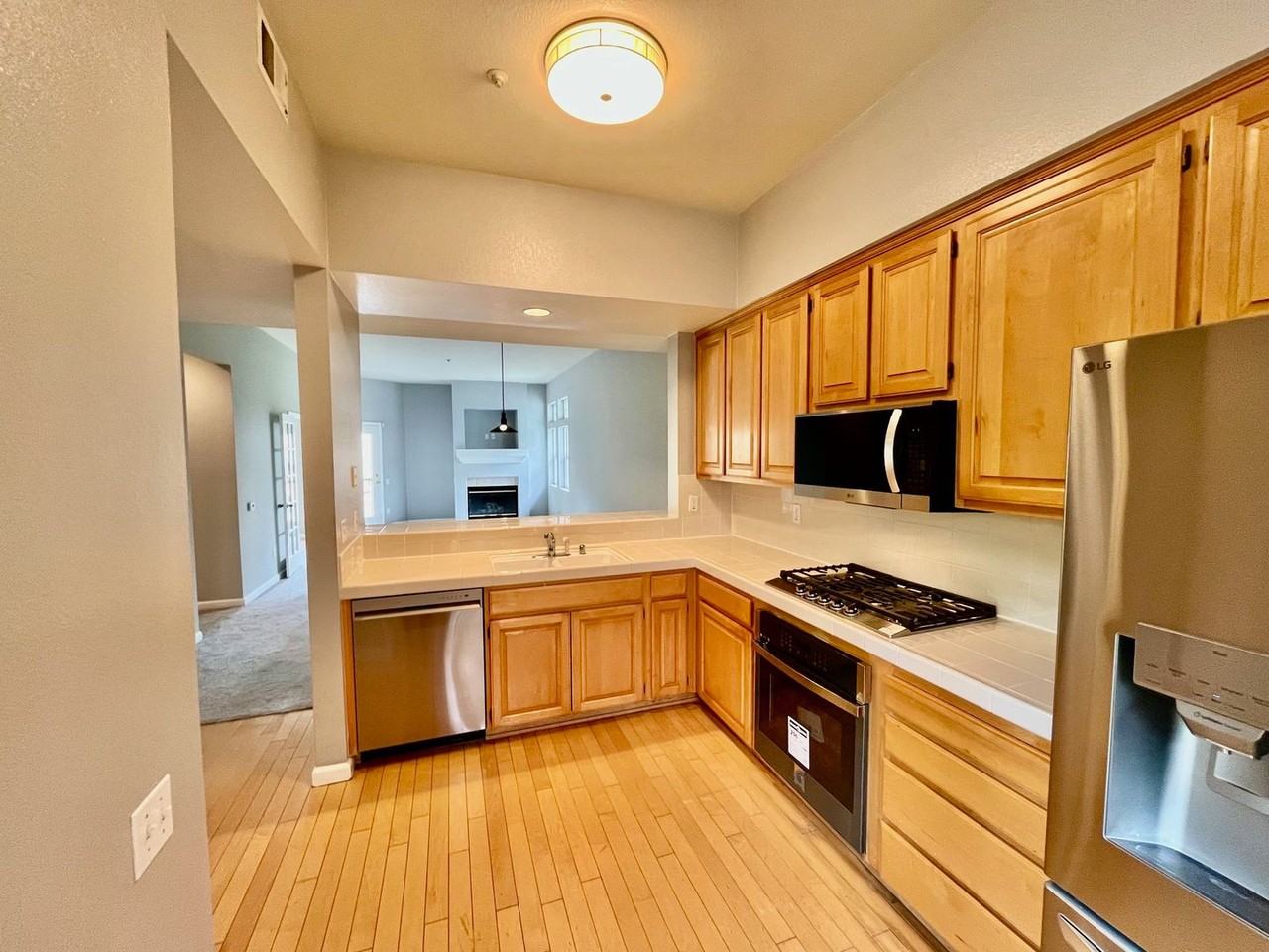 121 Crescent Ct - Photo 3 of 22