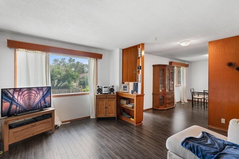9310 110 Ave Nw - Photo 3 of 18
