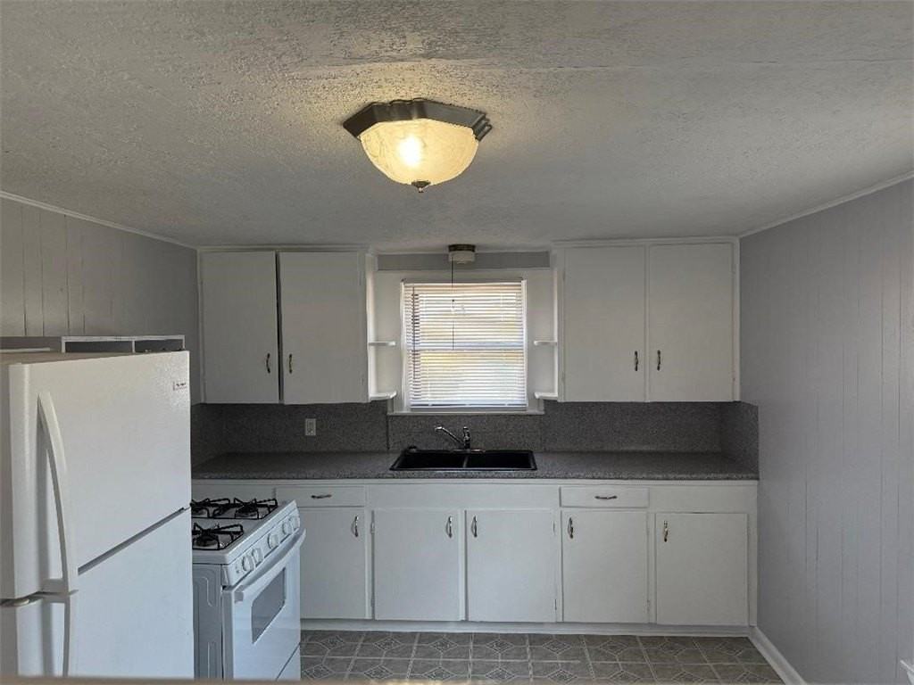 810 8th St - Photo 4 of 16