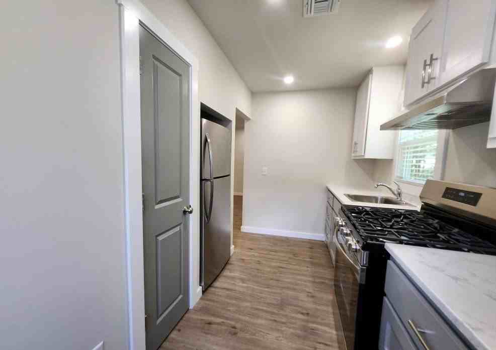 804 N Orange St - Photo 5 of 14