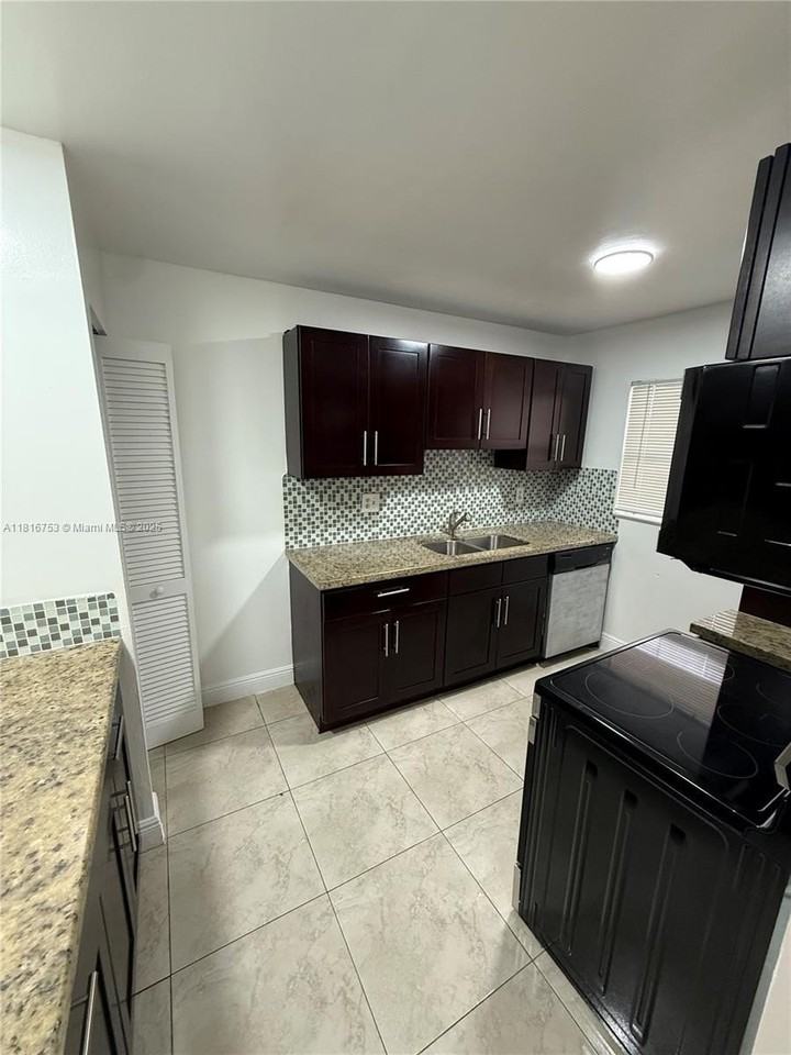 4121 Stirling Rd #402 - Photo 2 of 11