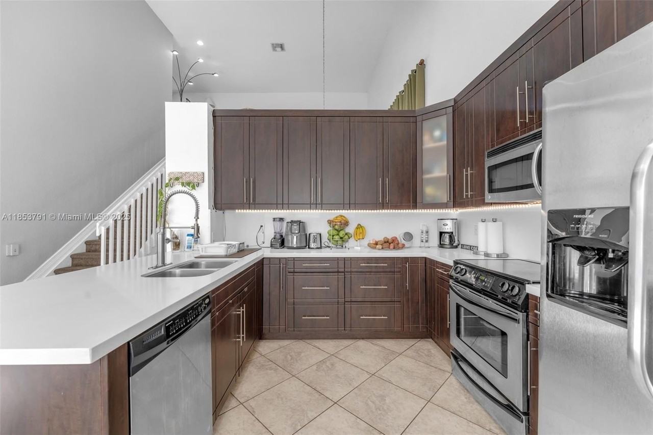 1755 Ne 37th Ave #0 - Photo 7 of 27