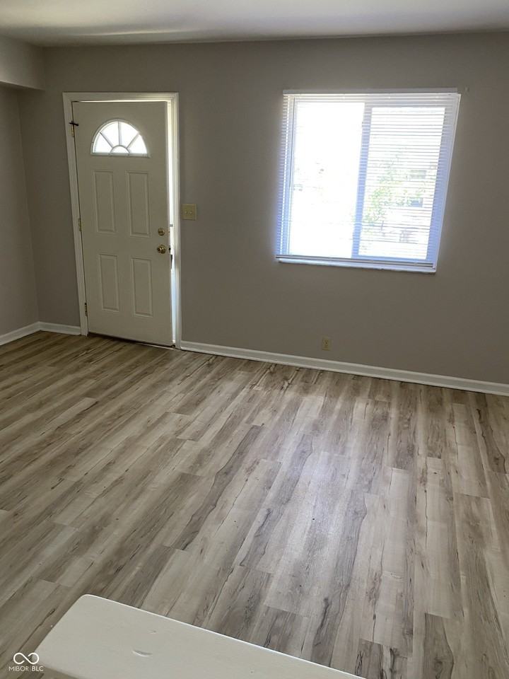 318 N Clark St #9 - Photo 5 of 11