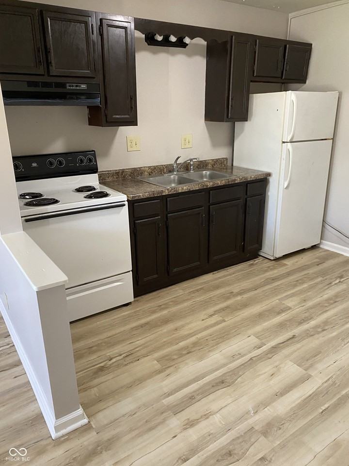 318 N Clark St #9 - Photo 7 of 11