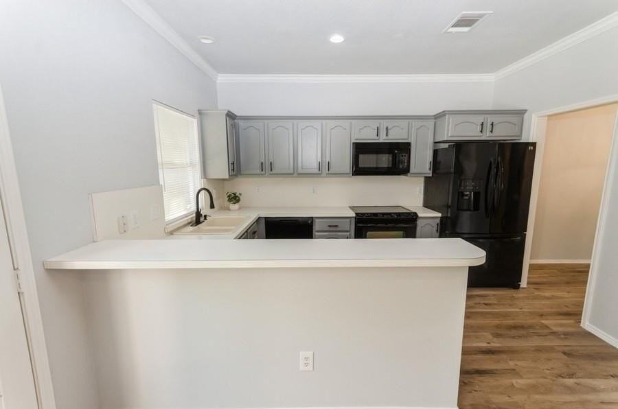 1402 Belaire Dr - Photo 5 of 40