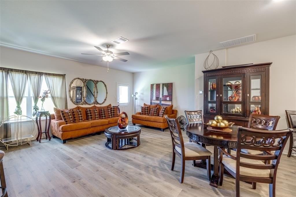 206 Marsh Ln - Photo 4 of 12