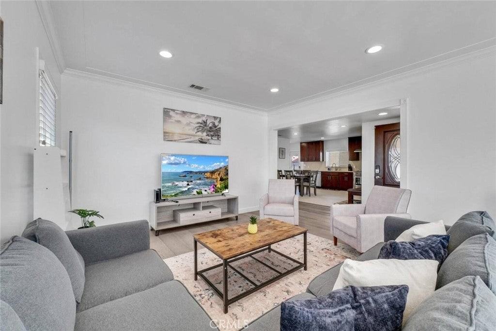 7911 Whitmore St - Photo 2 of 27