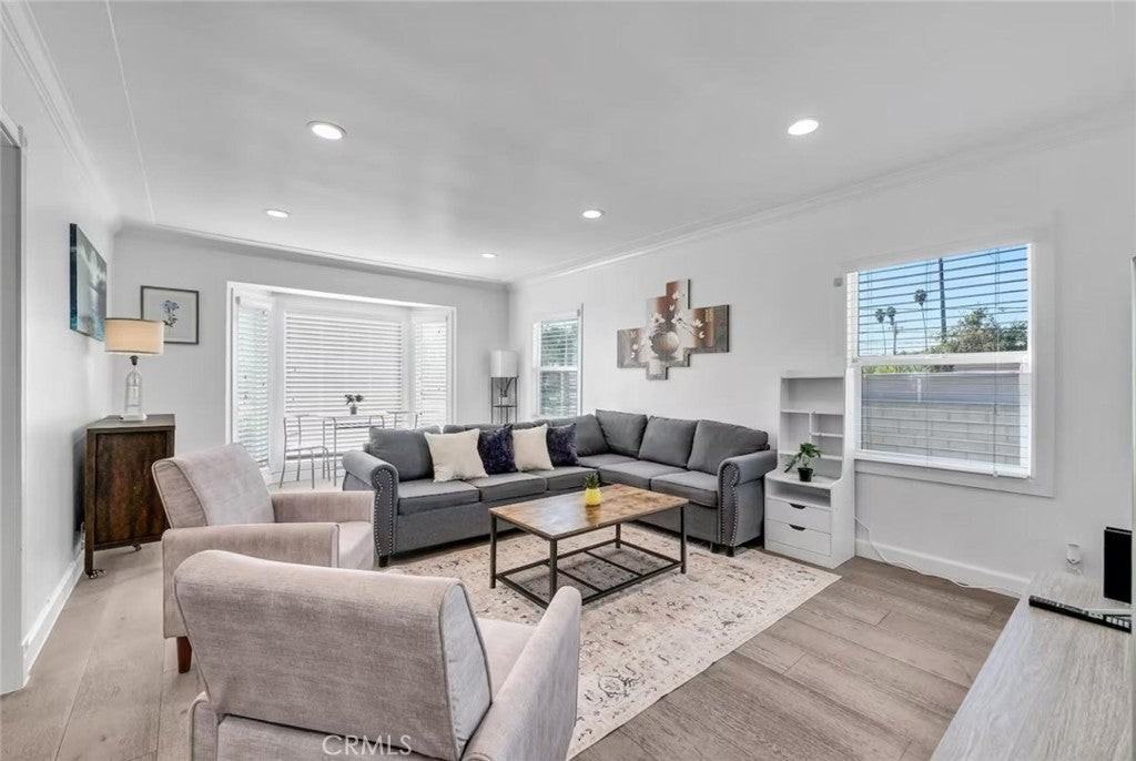 7911 Whitmore St - Photo 3 of 27